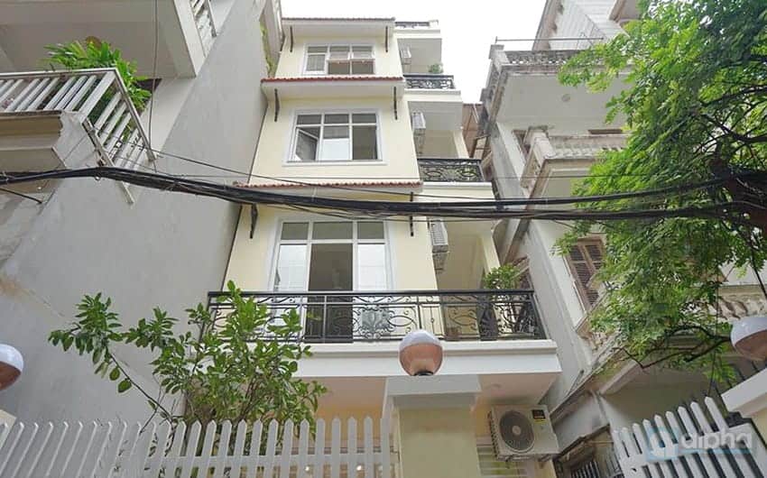 Three bedroom house for rent on Xuan Dieu Street, front yard, new furniture