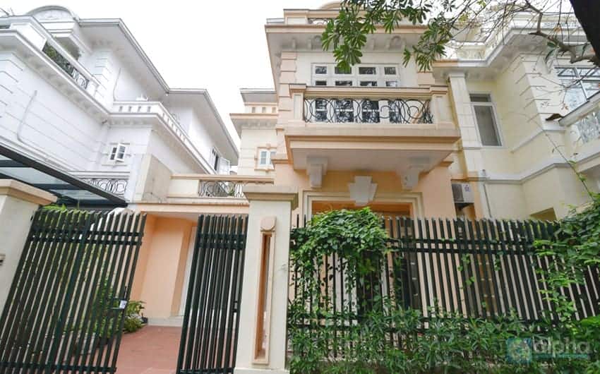 Five bedroom house near UNIS in Ciputra for lease