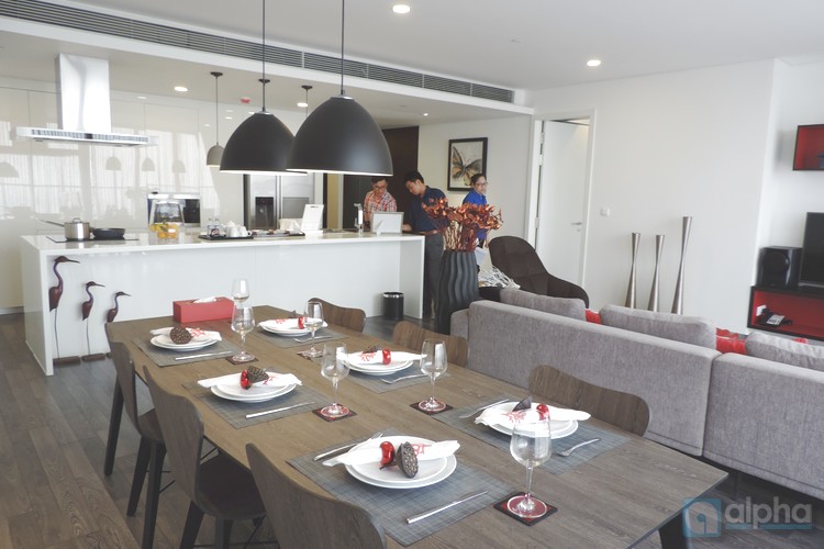 Cho thuê căn hộ dịch vụ mới 3 phòng ngủ tại Somerset West Point