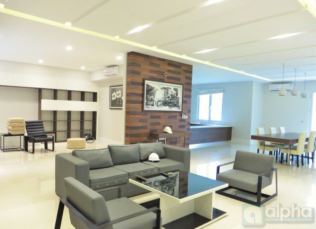 Spacious and luxurious villa in Vinhomes Riverside for lease