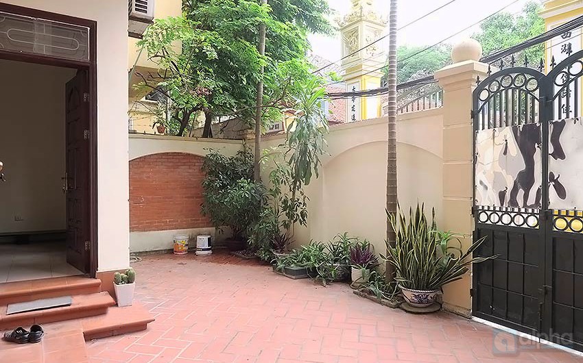 Courtyard house in Tay Ho for rent