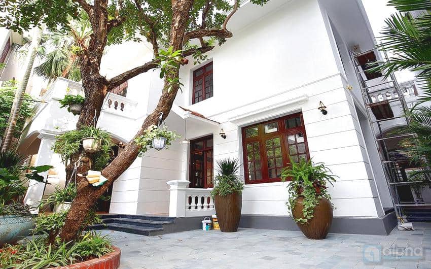 Classic 3 bedroom House with front courtyard in Xuan Dieu for rent