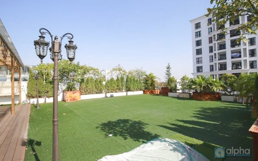 Royal City Nguyen Trai – A luxury 04 bedrooms apartment with large garden