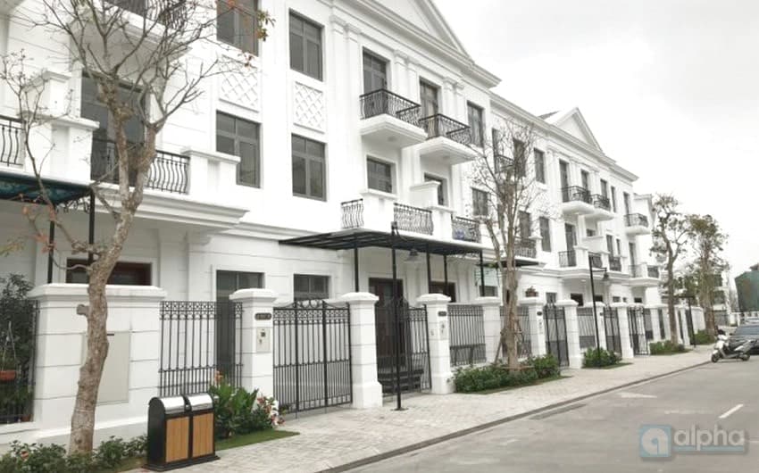Vinhomes Riverside villa, basic furnishing with front yard for rent