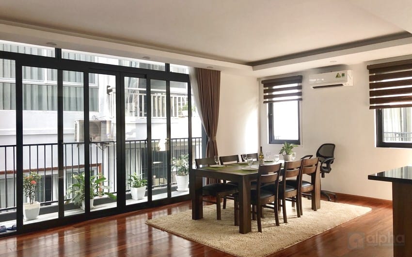 Căn hộ 3 phòng ngủ có view hồ tại Quảng Khánh cho thuê