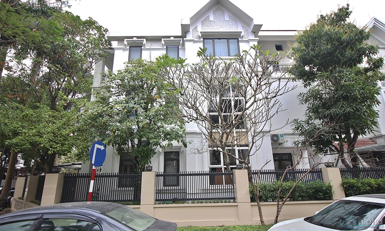 Newly renovated 5 BR 4WC Villa in the quiet T block, Ciputra