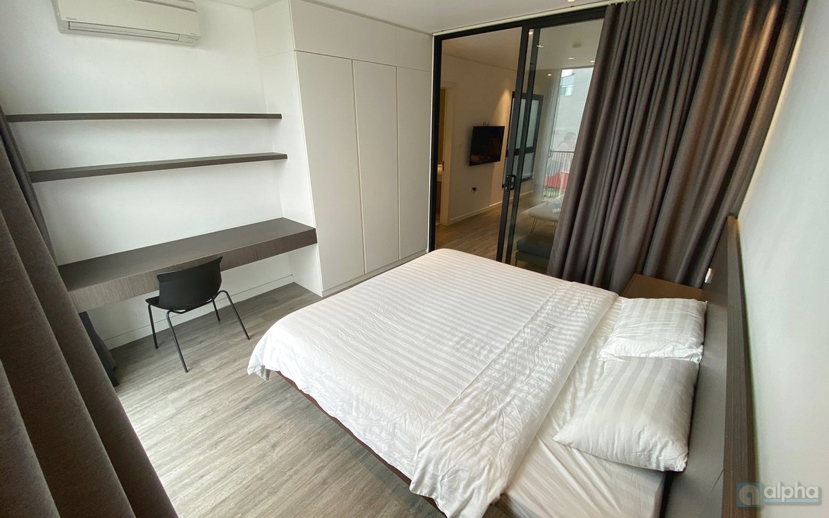 Cho thuê căn hộ hiện đại 1 phòng ngủ tại Lạc Long Quan, đường Trịnh Công Sơn, view thoáng mát