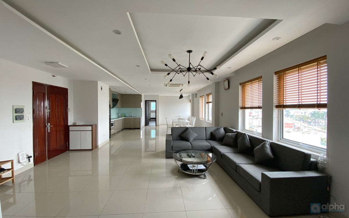 Spacious and furnished apartment in 713 Lac Long Quan buidling