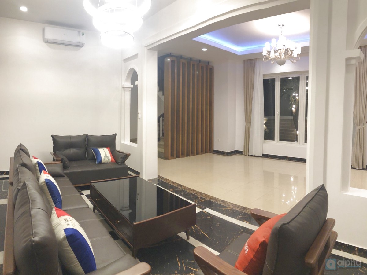 Vinhomes Riverside villas to rent / no-frills furniture