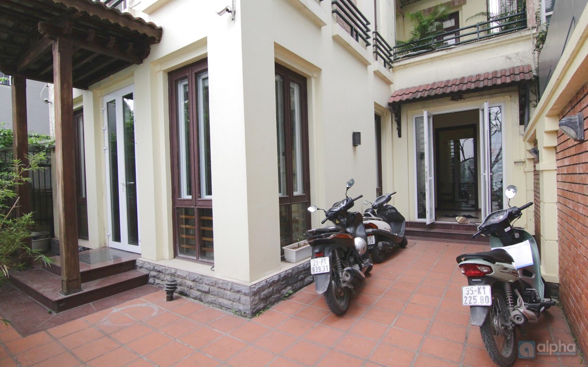 Lakeview house in Tu Hoa street – Tay Ho for lease