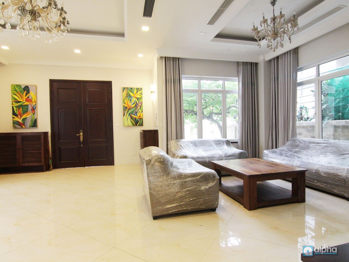Simple and airy living space at Vinhomes Riverside to lease