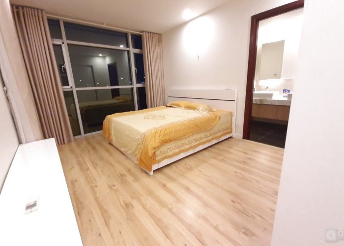 Spacious 2-bedroom apartment in Watermark, Lac Long Quan street, fully furnished.