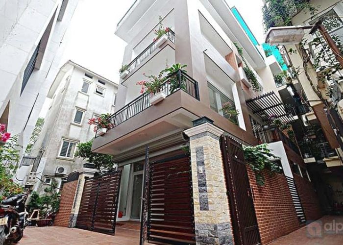 4 bedrooms in a Pool house in Tay Ho area for rent