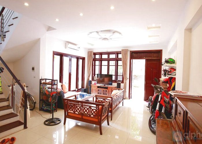 A Decent House with big yard for rent in Xuan Dieu area, Tay Ho, Hanoi