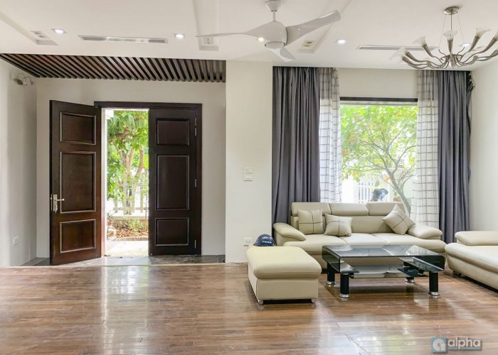 Beautiful Villa in Vinhomes Riverside – Full furniture!
