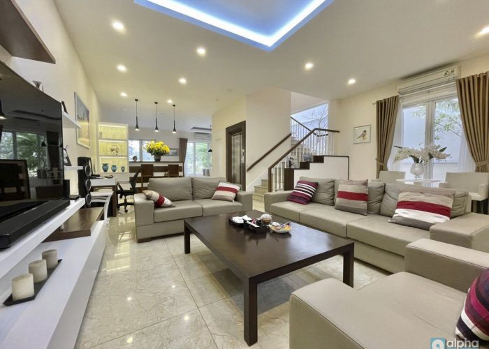 Extraordinary villa in Vinhomes Riverside to lease – 5 BR