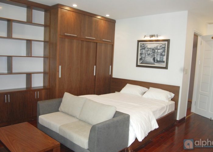 Cho thuê căn hộ 3 phòng ngủ & 1 phòng làm việc, đầy đủ đồ.